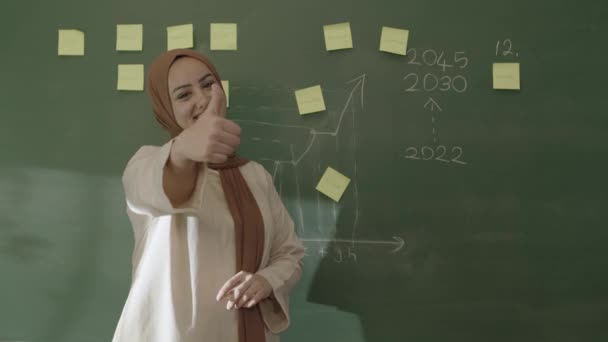 Der Lehrer Hijab Bringt Seinen Schülern Mathematik Vor Einer Tafel — Stockvideo