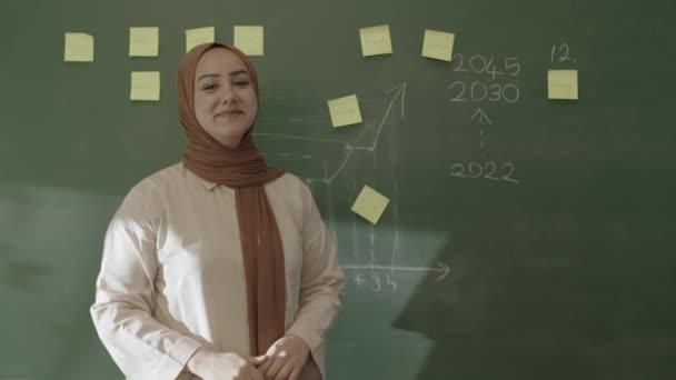 Вчитель Хіджабі Викладає Математику Студентам Перед Крейдою Вставленими Нотами Складеними — стокове відео