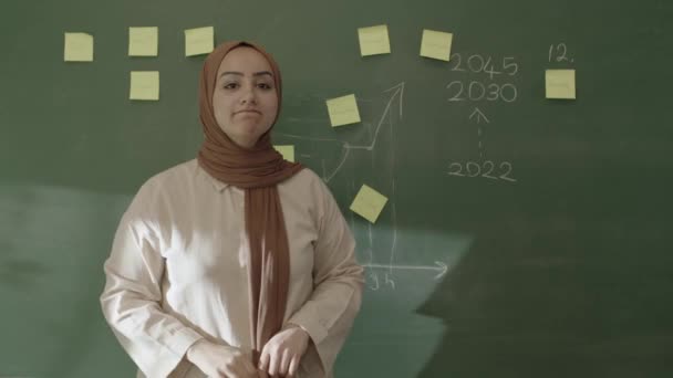 Profesor Hijab Enseña Matemáticas Los Estudiantes Frente Pizarra Con Notas — Vídeos de Stock