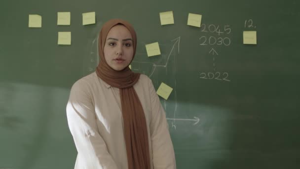 Profesorul Hijab Predă Matematica Elevilor Fața Tablei Note Lipite Formule — Videoclip de stoc