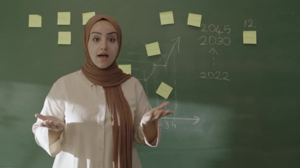 Professor Hijab Ensina Matemática Para Alunos Frente Quadro Negro Com — Vídeo de Stock