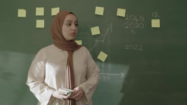 Hijabin Opettaja Opettaa Matematiikkaa Opiskelijoille Liitutaulun Edessä Liitetyillä Nuoteilla Liituraaka — kuvapankkivideo