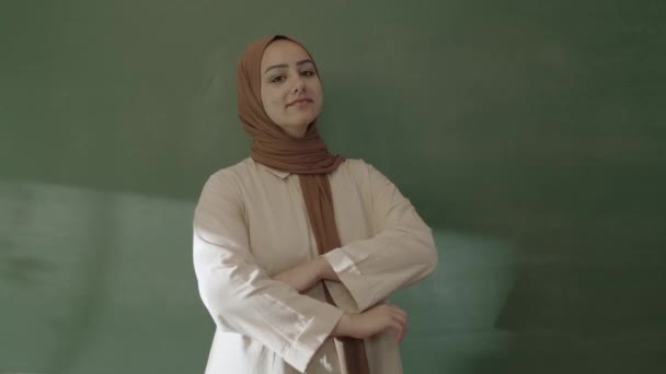 Portrait Muslim Female Teacher Smiling Camera Front Blackboard Classroom Confident — Video Stock