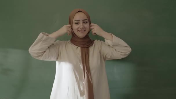 Portrait Muslim Female Teacher Smiling Camera Front Blackboard Classroom Confident — Video Stock