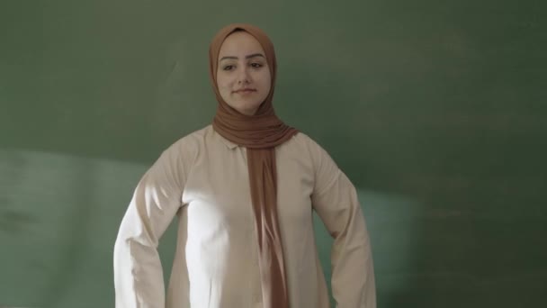 Portrait Muslim Female Teacher Smiling Camera Front Blackboard Classroom Confident — Vídeos de Stock