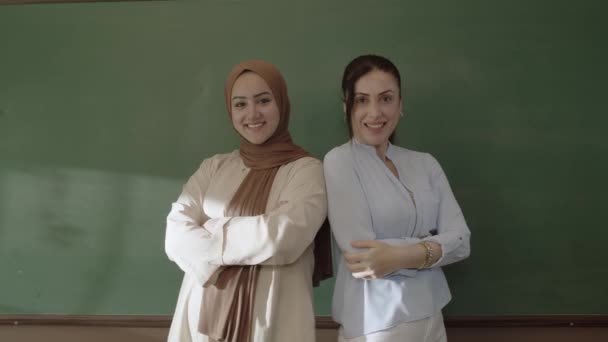 Жінка Вчителька Хіджабі Колега Жінка Класі Руками Складеними Перед Дошкою — стокове відео