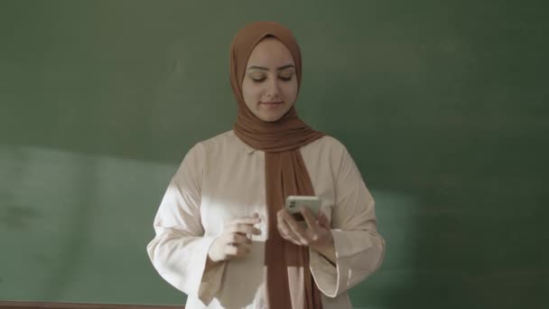 Sala Aula Professora Hijab Olha Para Contas Das Redes Sociais — Vídeo de Stock