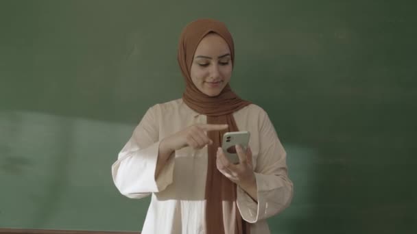 Classroom Teacher Hijab Looks Social Media Accounts Her Smartphone Browses — Video Stock