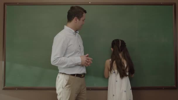 Young Teacher Teaching Math Girl Student Blackboard Classroom Portrait Idealistic — Αρχείο Βίντεο