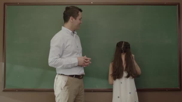 Молодий Вчитель Викладає Математику Студенту Дівчини Дошці Класі Портрет Ідеалістичного — стокове відео
