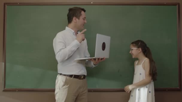 Teacher Teaching Little Girl Student Laptop Blackboard High School Teacher — Stockvideo