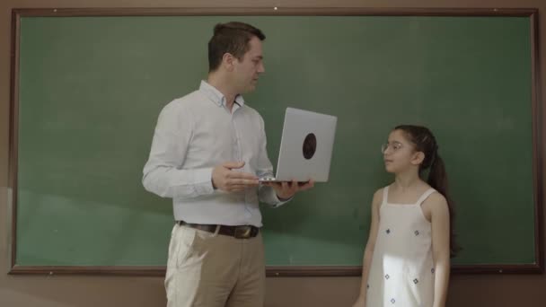 Teacher Teaching Little Girl Student Laptop Blackboard High School Teacher — Vídeos de Stock