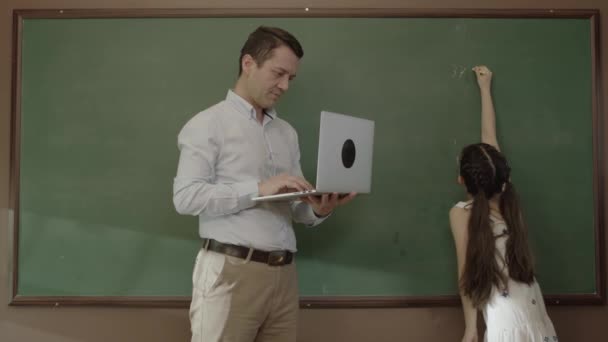 Teacher Teaching Little Girl Student Laptop Blackboard High School Teacher — Vídeos de Stock