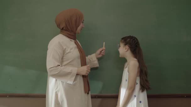 Маленькая Школьница Хиджабе Отвечает Учительнице Доской Пишет Химические Формулы — стоковое видео