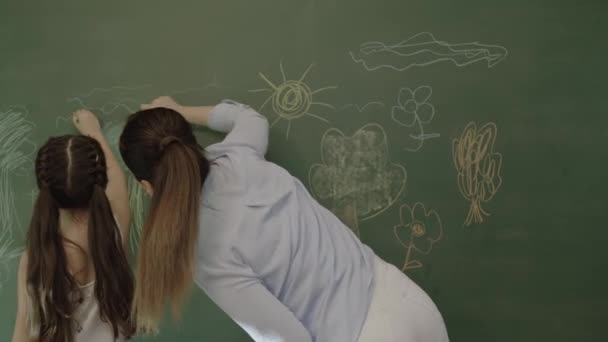 Girl Female Teacher Draw Paint Together Chalkboard Classroom Girl Plays — Αρχείο Βίντεο