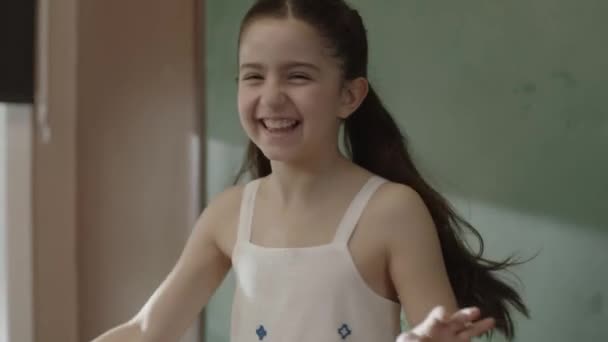 Potret Gadis Kecil Gadis Kecil Itu Sedang Melihat Dengan Gembira — Stok Video