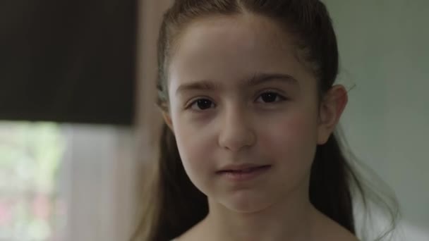 Портрет Маленької Дівчинки Маленька Дівчинка Щасливо Дивиться Камеру Цікава Маленька — стокове відео