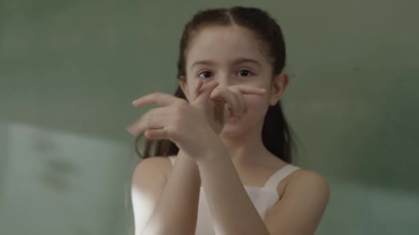 Маленька Дівчинка Розважається Розважається Кладучи Руки Ніс Великий Палець Носа — стокове відео