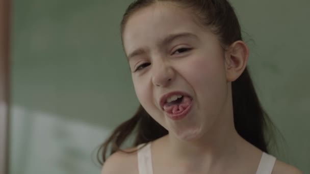Girl Mouth Genetic Trait Inherited Her Parents Her Tongue Curling — Stock Video