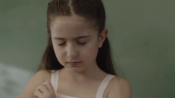 可悲的女孩在黑板前在学校 这个女孩的不快乐的脸 学前教育的概念 不幸的孩子 — 图库视频影像