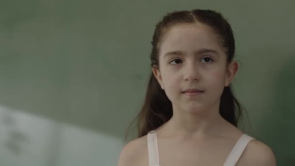 Портрет Маленької Дівчинки Маленька Дівчинка Щасливо Дивиться Камеру Цікава Маленька — стокове відео