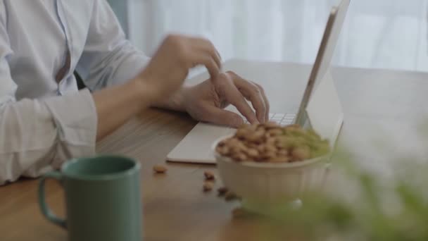 Freelance Man Drinking Coffee Eating Roasted Almonds Hazelnuts Cookies While — Vídeo de Stock