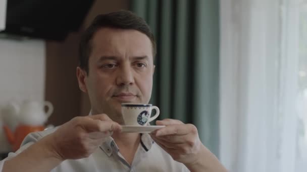 在家里为妻子或朋友煮咖啡的男人 动作缓慢的人喝咖啡休息 在向客人提供土耳其咖啡的过程中 男人们的亲密手尽量不溢出 — 图库视频影像