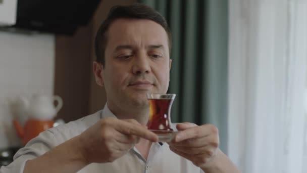 红茶男在家里给妻子或朋友端红茶的男人动作缓慢的人黑茶杯在向客人供应土耳其红茶的过程中 男人们的亲密手尽量不溢出 — 图库视频影像