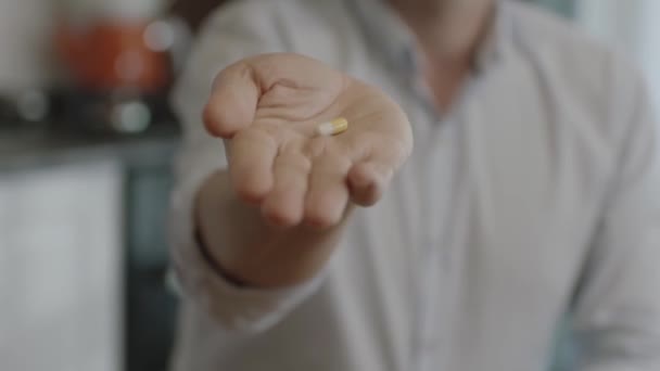Рука Людини Яка Тримає Таблетку Бік Камери Чоловік Тримає Жовту — стокове відео