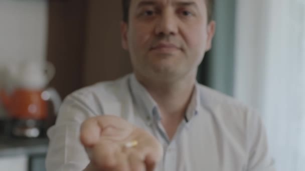 Рука Человека Держащего Таблетку Камере Мужчина Держит Желтую Таблетку Ладони — стоковое видео