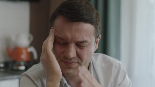 有严重头痛的紧张男人 肌肉紧张 由于久坐不动的生活方式而头疼 因疼痛和偏头痛而感到无助和紧张的人 — 图库视频影像
