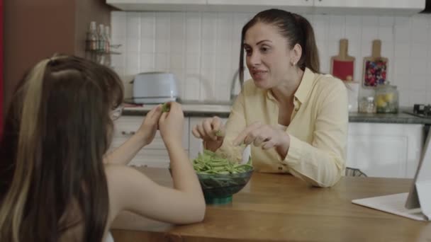 Женщина Разговаривает Своей Маленькой Дочерью Время Приготовления Еды Кухонным Столом — стоковое видео