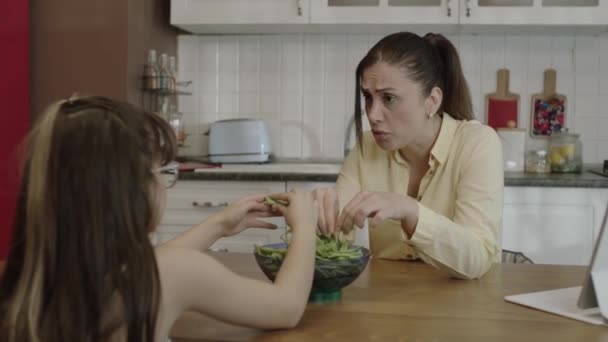 Женщина Разговаривает Своей Маленькой Дочерью Время Приготовления Еды Кухонным Столом — стоковое видео