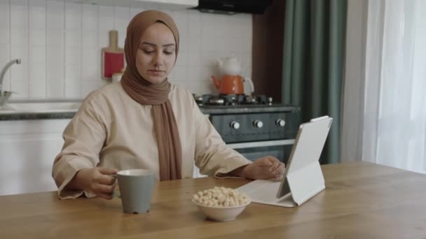Молодая Женщина Хиджабе Работает Дистанционно Планшетном Компьютере Женщина Пьет Кофе — стоковое видео