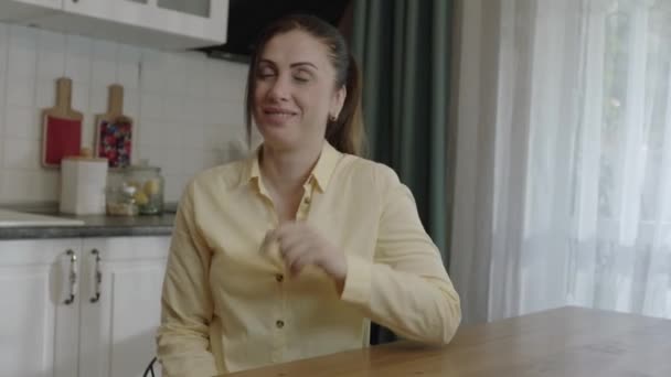 Camera Woman Looking Camera Kitchen Laughing Having Fun Young Woman — Video Stock