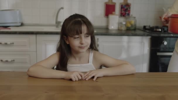 Little Girl Waits Table Meal Prepared Her Mother Girl Lifts — Stok video