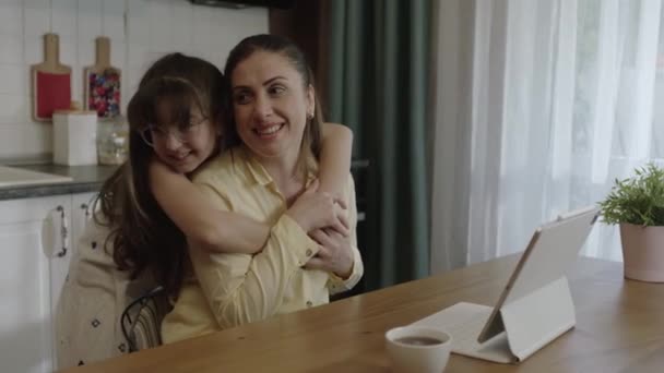 Mother Works Remotely Computer Dining Table Kitchen Little Girl Hugs — Vídeo de Stock