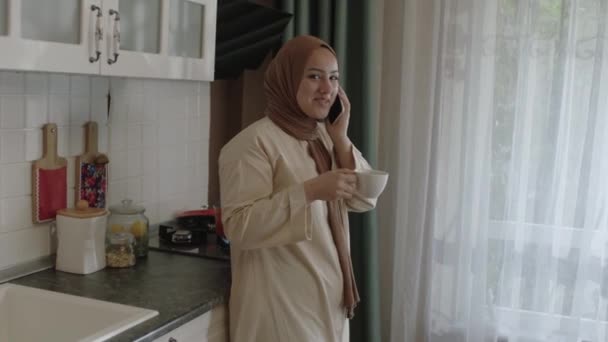 Young Muslim Woman Hijab Preparing Food Kitchen Talking Cell Phone — Stockvideo