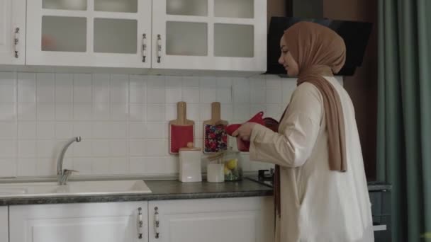 Молодая Мать Хиджабе Чувствует Запах Еды Которую Приготовила Кухне Ставит — стоковое видео