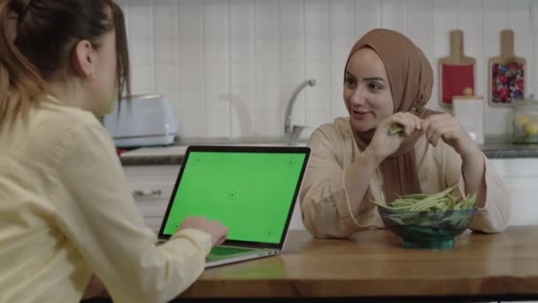 Woman Dressed Hijab Preparing Food Kitchen Table Chats Woman Doing — Αρχείο Βίντεο
