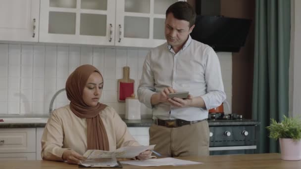 Мусульманська Молода Пара Перевіряє Платежі Вдома Кухні Вони Керують Сімейним — стокове відео