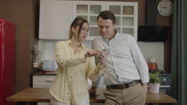 Happy Couple Using Smartphone Dining Table Kitchen Checking Bank Accounts — Vídeo de stock