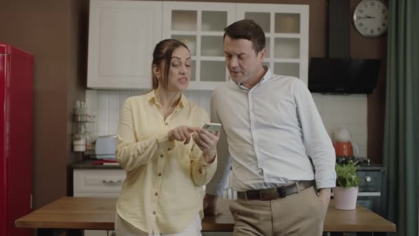 Happy Couple Using Smartphone Dining Table Kitchen Checking Bank Accounts — Video