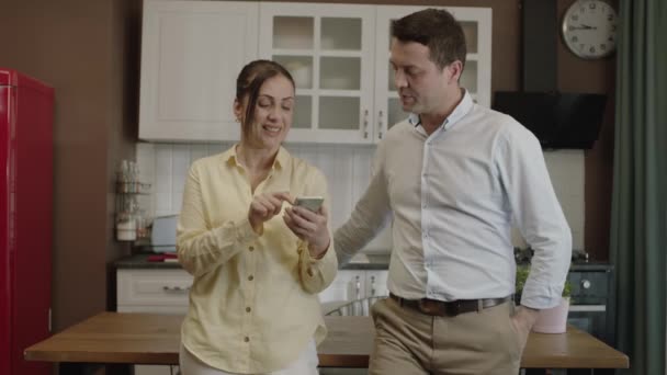 Happy Couple Using Smartphone Dining Table Kitchen Checking Bank Accounts – Stock-video