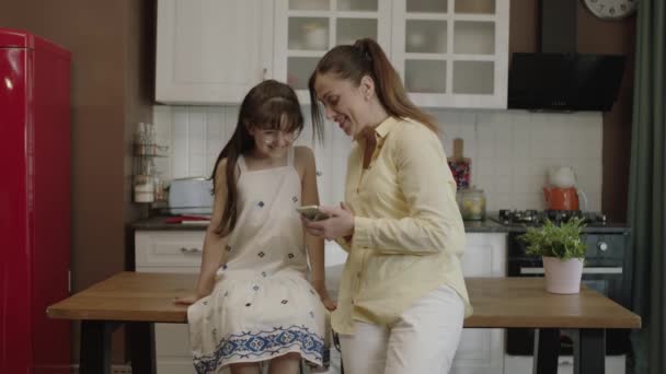 Happy Mother Her Little Daughter Using Smartphone Dinner Table Kitchen — 图库视频影像