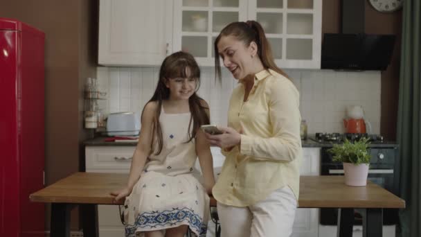 Happy Mother Her Little Daughter Using Smartphone Dinner Table Kitchen — Stock Video