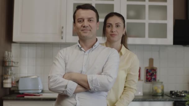 Happy Couple Cooking Taking Selfie Mobile Phone Open White Interior — Vídeo de stock