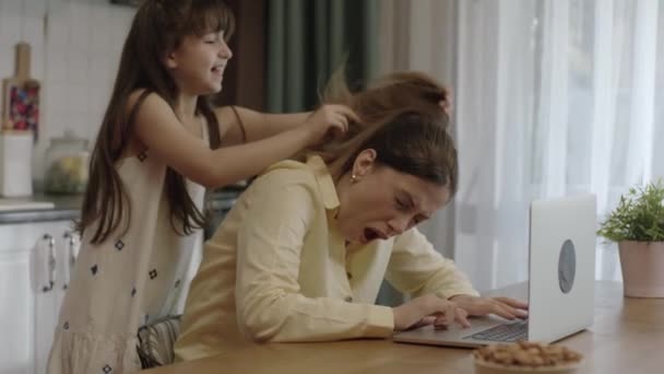 Young Mother Working Remotely Laptop Kitchen Little Girl Hugs Her — Stok video