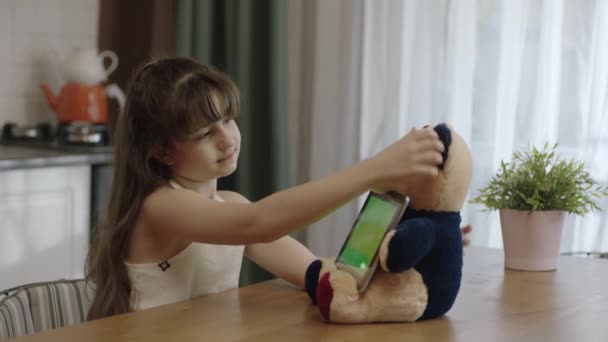 Little Girl Teddy Bear Holding Tablet Computer Laps Girl Doing — Αρχείο Βίντεο