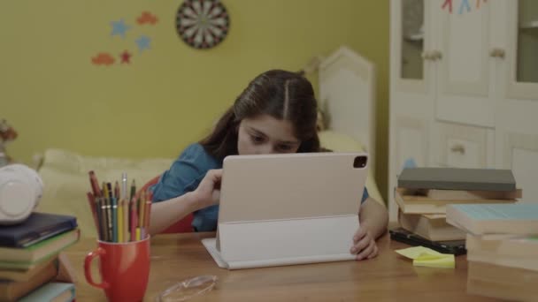 Девочка Школьница Учится Онлайн Дома Слушает Учителей Видеосвязи Детское Дистанционное — стоковое видео
